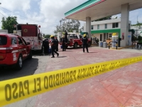 Bomberos atienden fuga de gasolina en la Jesús Carranza