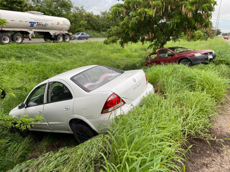 Piso mojado ocasiona siniestro vial en periférico 