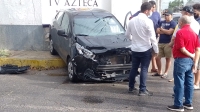 Conductora se pasa disco de alto y provoca choque en Centro de Mérida 