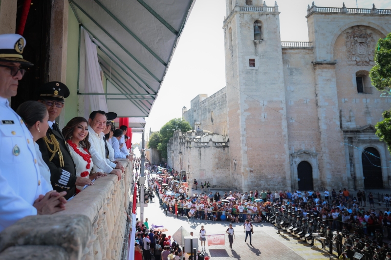 Cerca de 5 mil participantes engalanan desfile cívico-militar