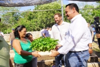 Renán visita huertos de traspatio de beneficiarias de Oncán