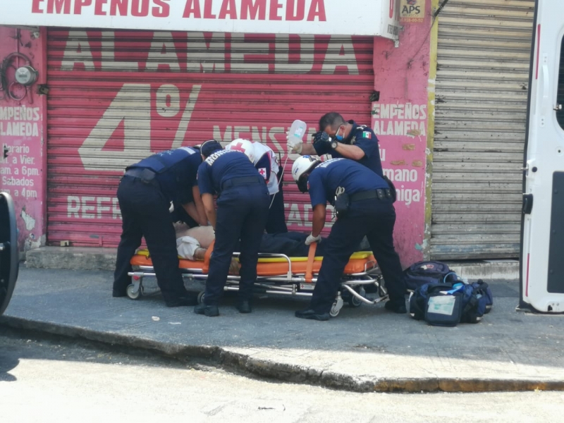 Salvan a hombre que sufre infarto en la vía pública