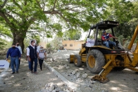 Supervisa Renán Barrera obras en comisaría de Tixcacal