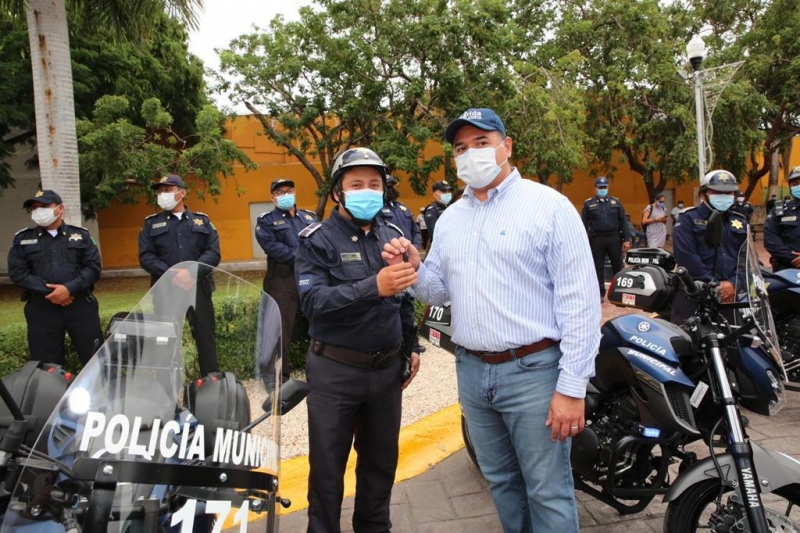 Alcalde entrega vehículos y uniformes a la Policía Municipal de Mérida