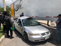 Choca al intentar ganarle el paso a un tráiler 