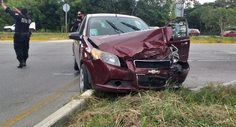 Daños materiales deja siniestro vial en la Mérida-Tizimín