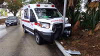 Piso mojado causa choque de ambulancia de la Cruz Roja 