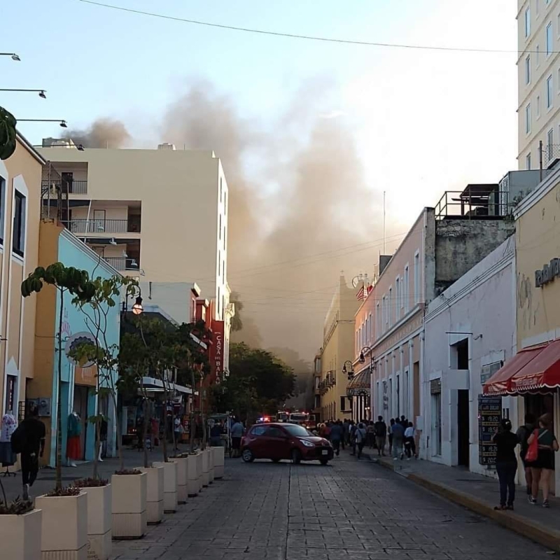 Arde el Teatro José Peón Contreras