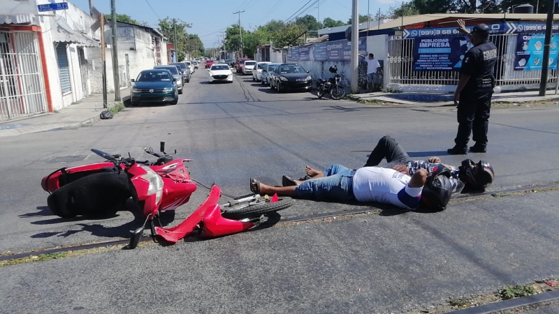 Choque entre auto y motocicleta deja dos lesionados