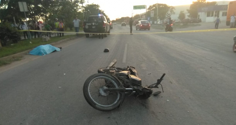 Tractocamión arrolla y mata a motociclista