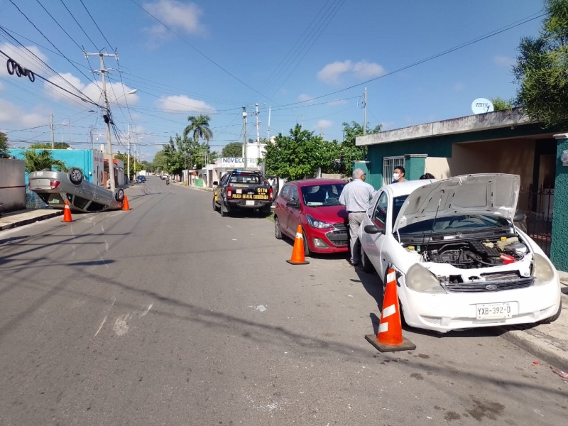 Conductor vuelca su automóvil en el Centro Histórico 