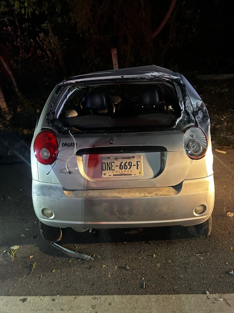 Choca y abandona su automóvil