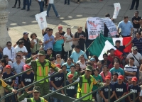 Protestan maestros en desfile de Independencia