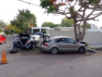 Se pasa el alto y choca en la García Ginerés 