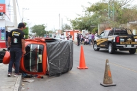 Vuelca mototaxista tras chocar contra taxi