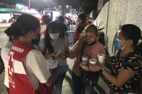 Voluntarios entregan café y pan en hospitales de Mérida