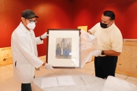 Alcalde supervisa apertura de cajas de la obra de Marc Chagall