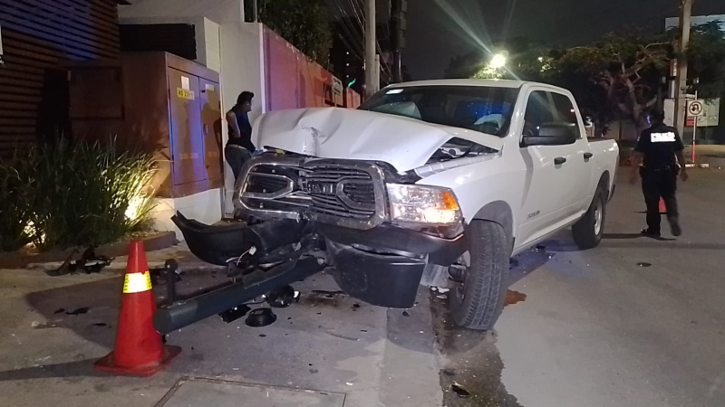 Choca su 4x4 contra semáforo de la García Lavín