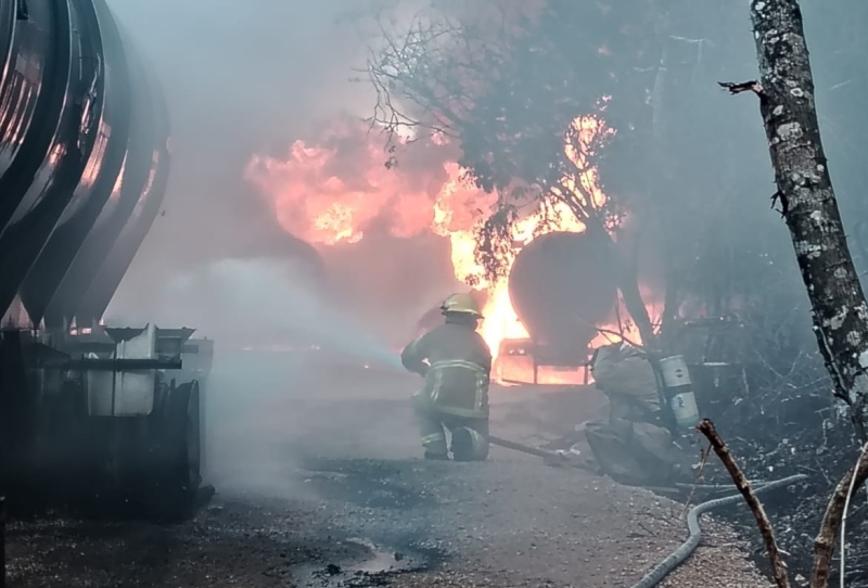 Se incendia bodega de aceites en Umán