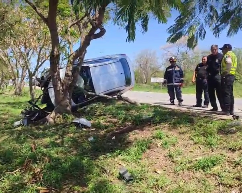 Mujer choca contra árbol y vuelca en el Periférico