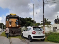 Estaciona mal su vehículo y detiene paso del tren