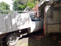 Camión se impacta con muro de vivienda en la Adolfo López Mateos 