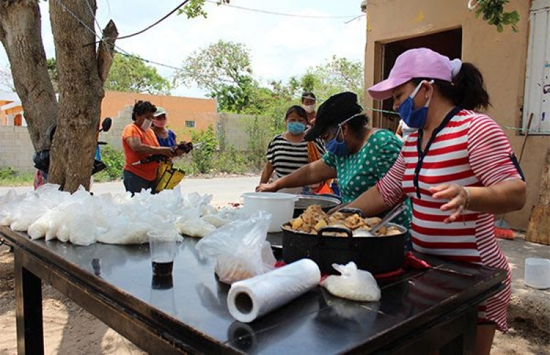 Antorchistas de Kanasín ofrecen comida a personas necesitadas