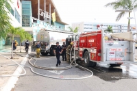 Incendio en centro comercial moviliza a bomberos