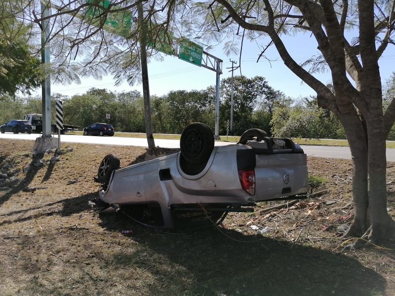 Mujer choca y vuelca su camioneta  