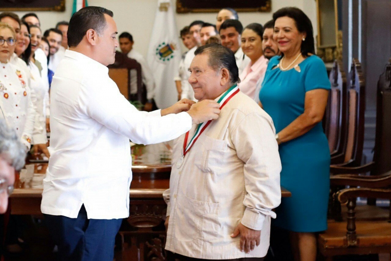 Reconocen a “Mario III” con la medalla Héctor Herrera “Cholo”