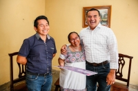 Alcalde entrega cheque a beneficiario del programa “Tu Casa Segura”