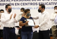 Entrega Vila plazas a personal de apoyo y asistencia a la educación