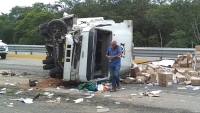 Camión choca contra volquete estacionado en la Mérida-Campeche