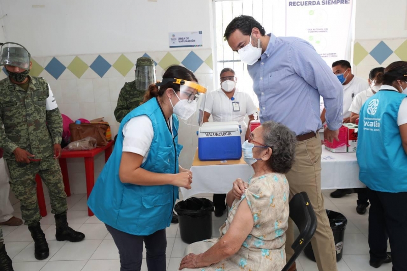 Reciben adultos mayores de Tizimín y Maxcanú vacuna contra el coronavirus