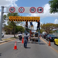 Reparan señal de tránsito que dañó un vehículo