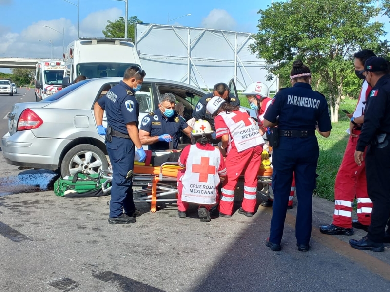 Choca contra columna de puente en Periférico de Mérida 