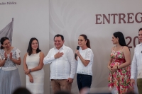 Sheinbaum y "Huacho" entregan apoyos en Izamal