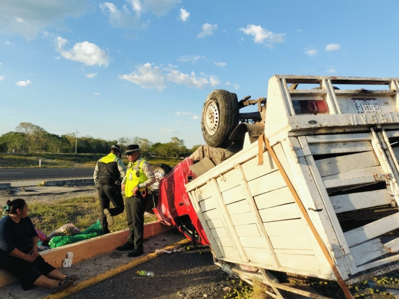 Camioneta vuelca en la Mérida-Campeche