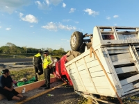 Camioneta vuelca en la Mérida-Campeche