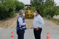 Alcalde supervisa trabajos de repavimentación