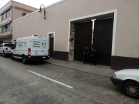 Mujer muere en el interior de un estacionamiento