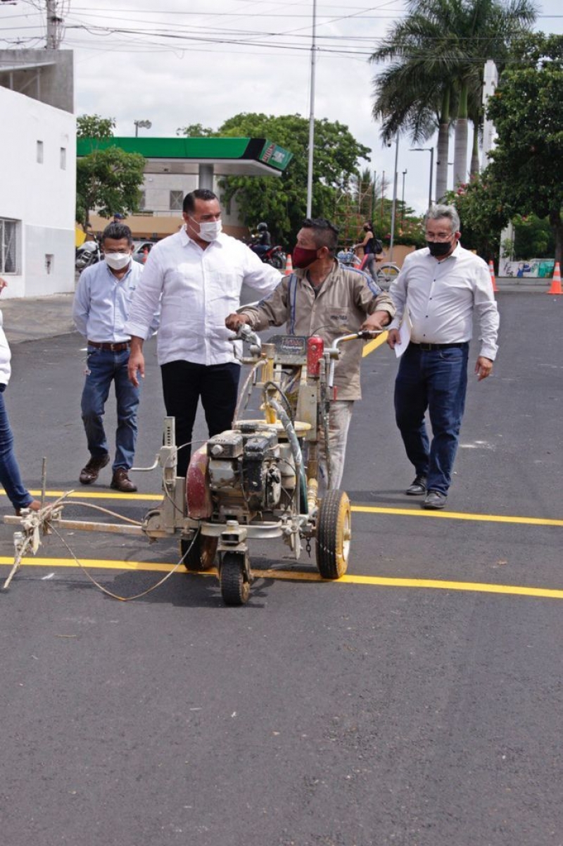 Alcalde Renán Barrera supervisa trabajos de repavimentación