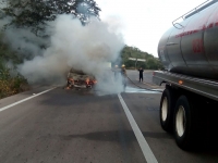 Se incendia auto en la vía Opichén-Muna