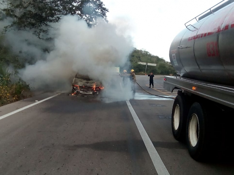 Se incendia auto en la vía Opichén-Muna