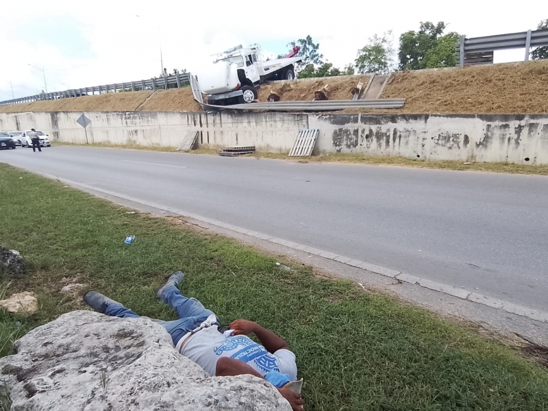 Falla mecánica ocasiona siniestro vial en Periférico de Mérida 