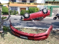 Mujer choca contra árbol y vuelca en Los Pinos