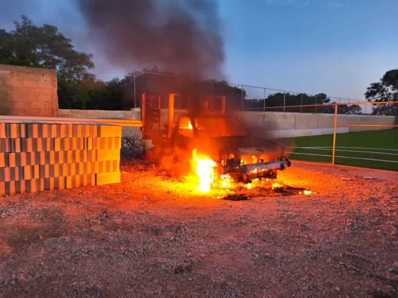 Arde camioneta en la Umán-Kinchil
