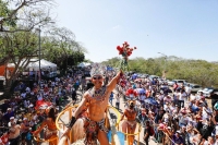 Miles le dicen adiós al rey Momo en la &quot;Batalla de las Flores&quot;