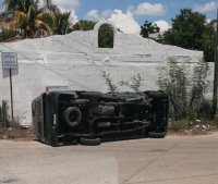 Camioneta se vuelca en siniestro vial