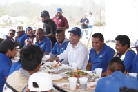 Con chicharra, gobernador celebra con albañiles el Día de la Santa Cruz